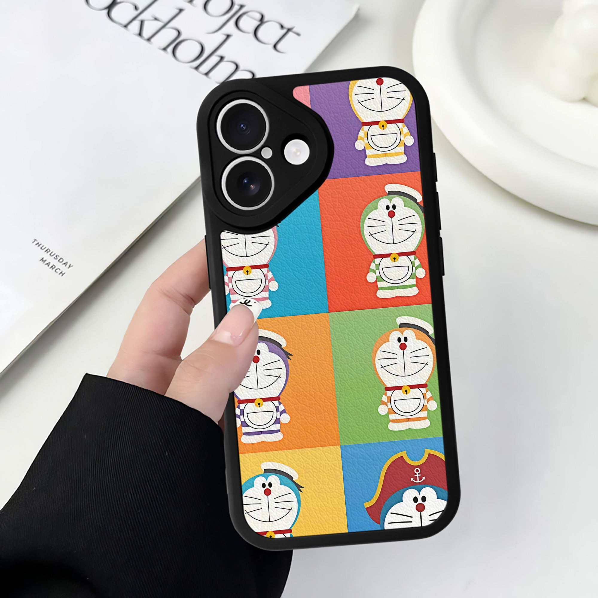 （画像用） ドラえもん Doraemon 【iPhone 16シリーズ対応】シリコンスマホケース（レザー調） 材質：シリコン